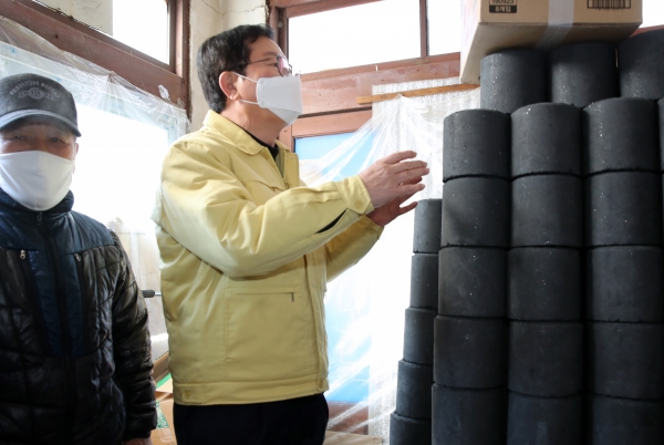 장종태 대전 서구청장은 지난 8일 조산구 대한적십자봉사회 서구지구협의회장과 함께 한파 경보 속에서도 연탄으로 겨울을 나고 있는 정림동, 도마동의 가정을 찾아 이들의 안부를 묻고 어려움을 경청했다.