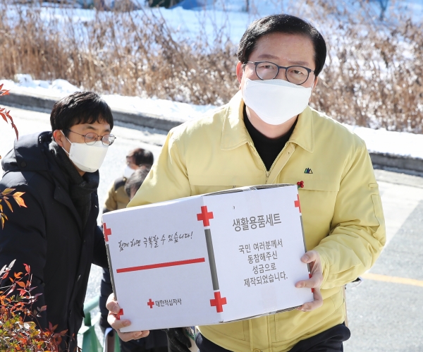 장종태 구청장이 구호키트 전달 모습