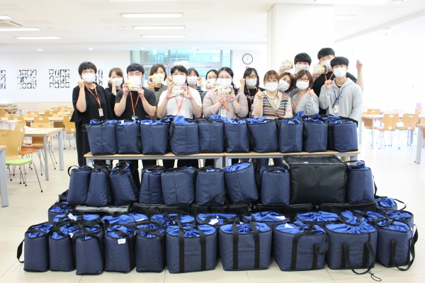 당진시노인복지관에서 전달되는 대체식 및 직원 모습