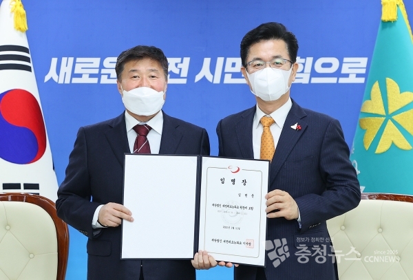 대전테크노파크 신임 원장 임명장 전달식 모습. (왼쪽부터) 임헌문 대전TP 원장, 허태정 대전시장