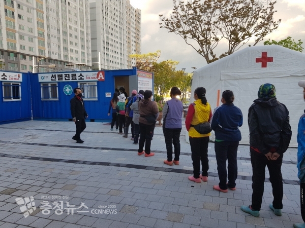 선별진료소 외국인 진단검사 모습