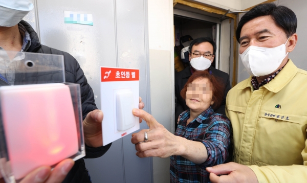 황인호 동구청장(오른쪽)이 청각장애인 가정을 방문해 초인등을 살펴보는 모습