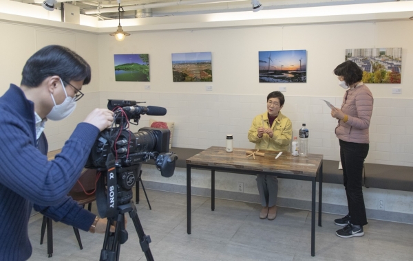 지난 8일 에너지카페1호점에서 ‘플라스틱 줄이기, 고!고! 챌린지’ 캠페인 모습