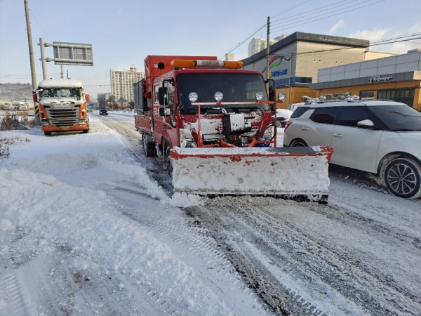 제설작업에 박차를 가하고 있는 모습