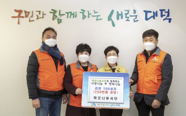 왼쪽에서 두 번째 박미숙 단장, 세 번째 박정현 대덕구청장