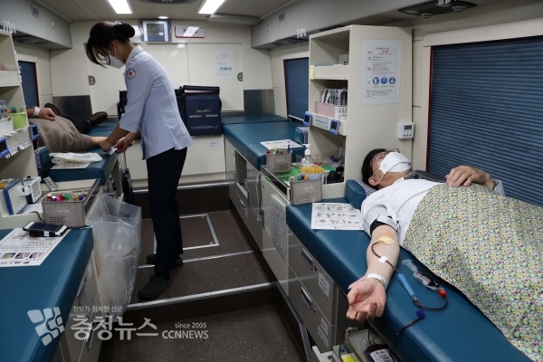 양승조 지사(오른쪽)가 12일 헌혈을 하고 있다.