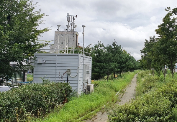 배방읍 장재리 21번 국도 변에 설치한 도로변 대기오염측정소 모습.