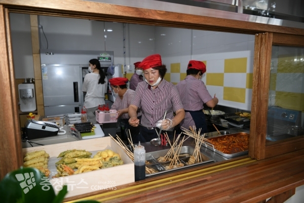 예산군 시니어클럽 시장형사업단 새참밥고리에서 어르신들이 요리를 하는 모습