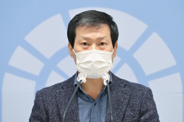 13일 제111차 정례브리핑 김정태 경제과장 모습