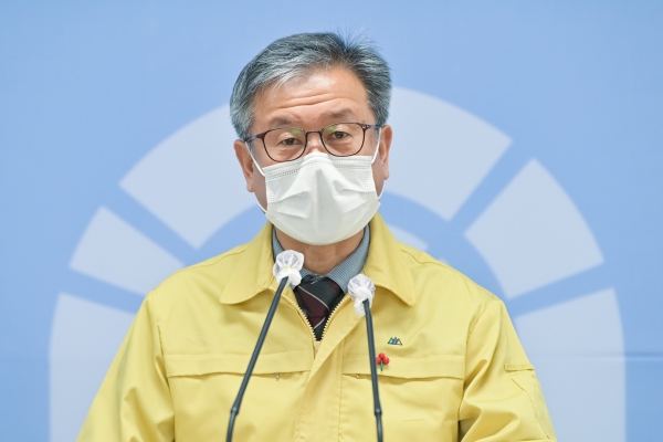 13일 제111차 정례브리핑 강석광 문화복지국장 모습