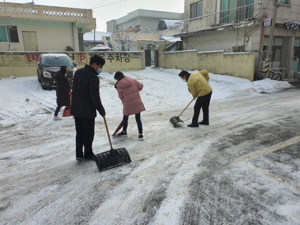 박정현 군수와 부여군청 직원들 제설작업 모습