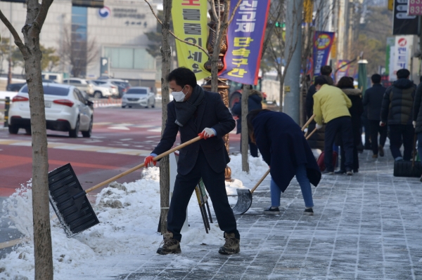 박정현 군수와 직원들 제설작업 모습
