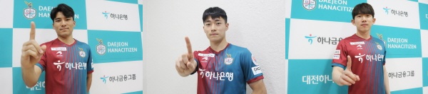 (왼쪽부터) 원기종·안상민, 미드필더 최익진 영입