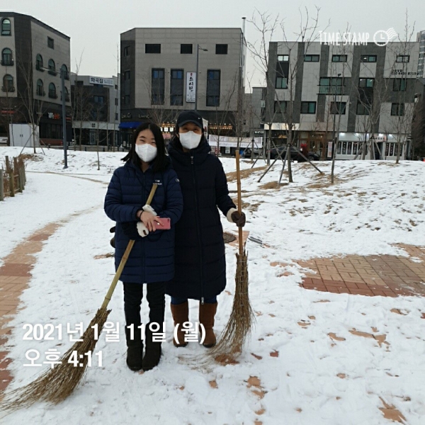 우리동네 설빙 싹쓰리 자원봉사 프로그램에 참여한 시민들이 주택가 골목 등 제설 취약지역에서 제설 작업 봉사를 펼쳤다.