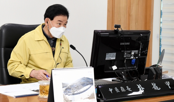 지난 13일 중구청 집무실에서 올해 첫 확대간부회의를 주재한 박용갑 중구청장