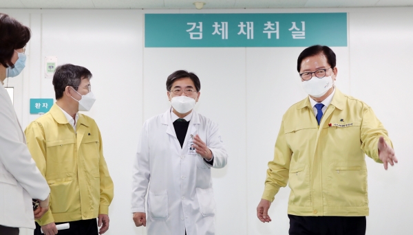 장종태 대전 서구청장은 감염병 전담병원으로 지정된 대전 을지대학교병원 방문