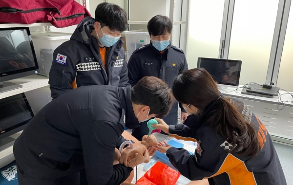 임산부 시뮬레이터 훈련 모습.
