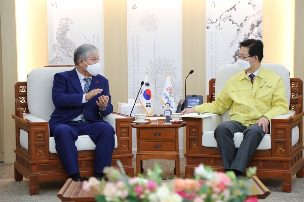 문정우 금산군수(왼쪽)가 충남도청에서 양승조 도지사(오른쪽)을 만나 새해 인사 덕담을 나누고 현안을 논의하고 있다.