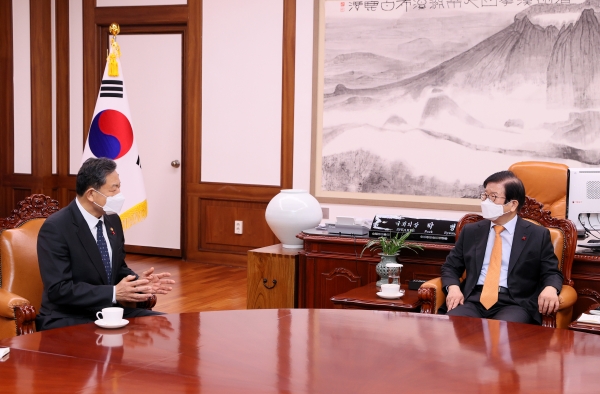 박병석 국회의장은 15일 의장 집무실에서 황기철 국가보훈처장의 예방을 받았다.