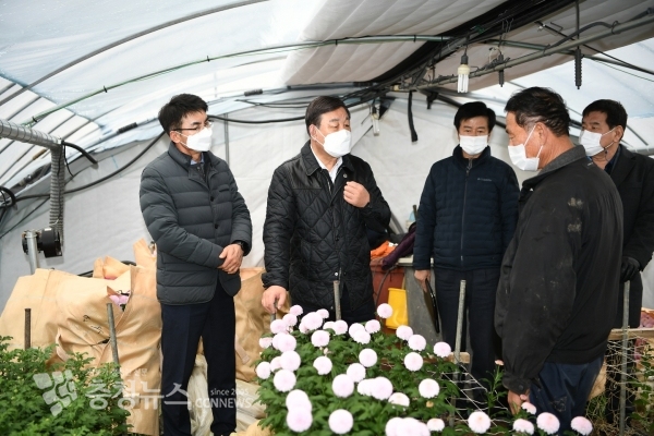 황선봉 군수가 화훼농가의 어려움을 듣고 위로하는 모습