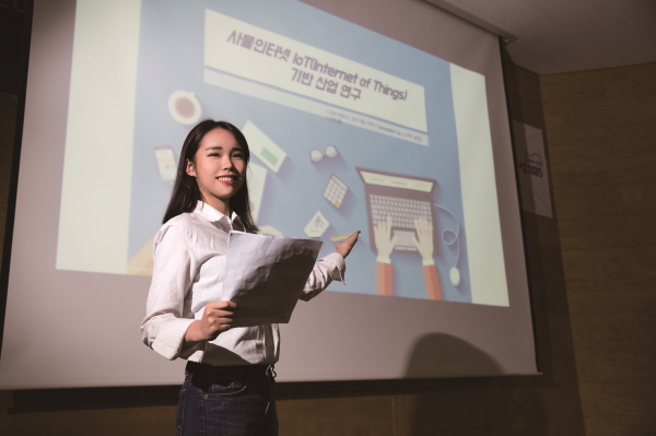 사진은 프레젠테이션 경진대회 모습