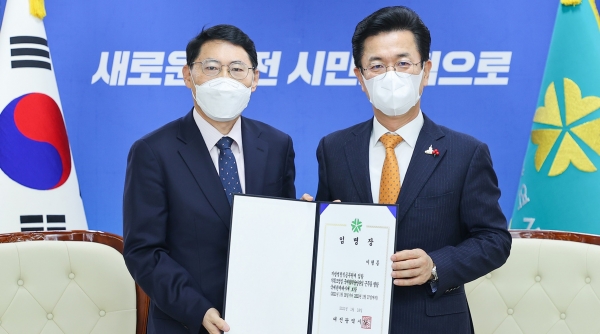 허태정 대전시장은 18일 이형종 신임 국제관계대사에게 임명장을 전달했다.