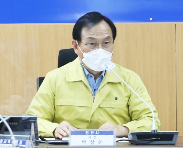 박상돈 시장이 지난 13일 시청 재난안전상황실에서 열린 코로나19 대응 상황회의에서 발언을 하고 있다.