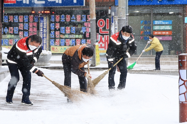 맹정호 서산시장을 비롯한 간부공무원들이 솔선해 시청 인근 제설작업 장면