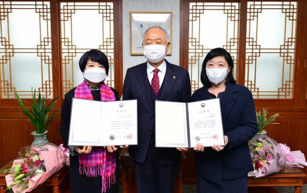 지난해 12월 31일자 교육부장관 표창을 받은 백석대학교 교수들이 장택현 대학혁신위원장과 기념촬영을 하고 있다.(왼쪽부터 백석대 김혜경 교수, 장택현 대학혁신위원장, 양혜영 교수)
