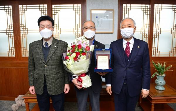 백석문화대 박현수 교수가 상패를 전달받고 대학 관계자들과 기념촬영을 하고 있다.(왼쪽부터 백석문화대 송기신 총장, 박현수 교수, 장택현 대학혁신위원장)