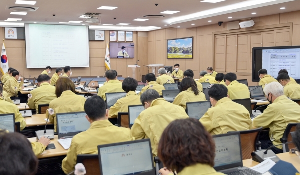 18일 시청 대백제실에서 열린 주간업무보고회 모습