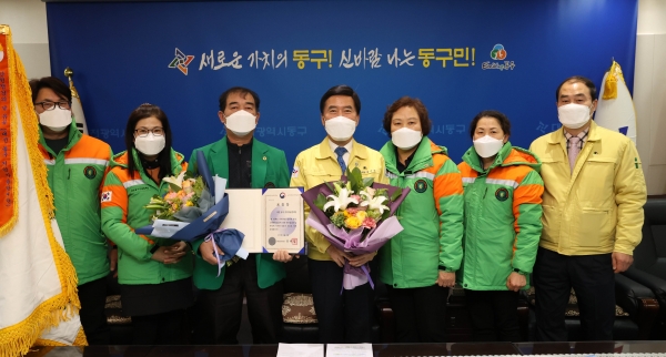 황인호 동구청장(사진 왼쪽 네 번째)과 홍기완 동구 지역자율방재단(사진 왼쪽 세 번째), 동구 지역자율방재단원, 심상간 안전총괄과장(사진 맨 오른쪽)이 기념촬영