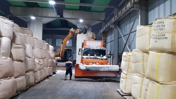 천안시 제설차량이 제설작업을 하고 있다.