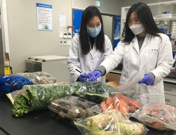 학교급식 검사 모습.