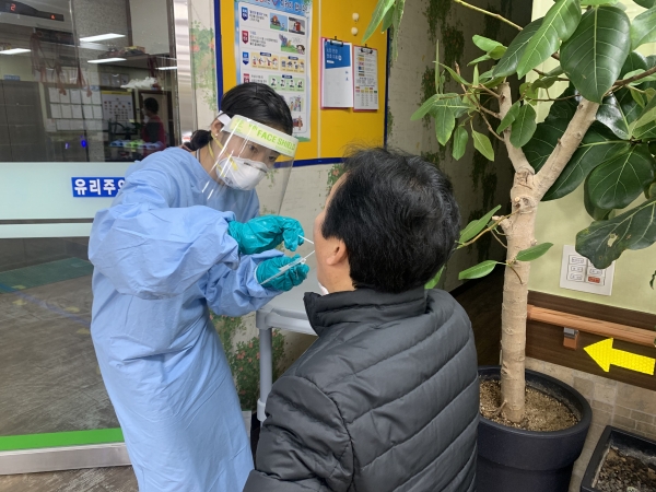 코로나19 검사 모습