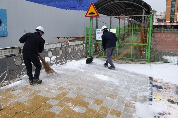 보건소 청사 현장 주변 제설 모습