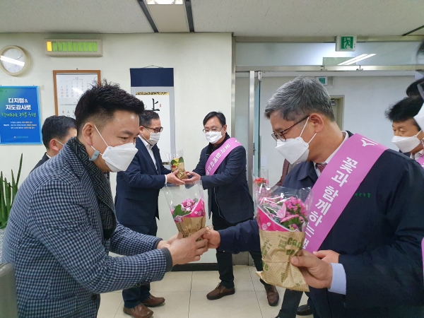 꽃 소비촉진 캠페인에 동참중인 윤상운 본부장 (오른쪽)