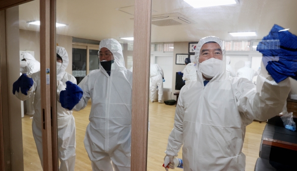 황인호 동구청장이 11일 성남동 제일경로당에서 방역활동에 동참하고 있다.