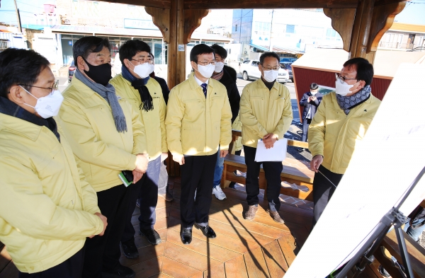 19일 맹정호 서산시장이 천수만 인근에서 문성혁 해수부장관과 천수만 저수온 피해현황 등을 보고받는 장면