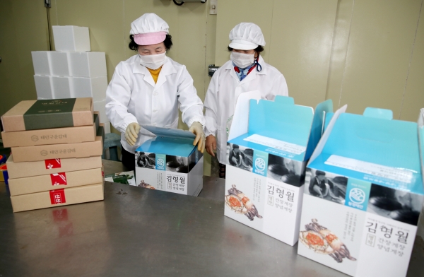 택배 발송을 준비 중인 태안의 한 농특산물 판매 업체 모습.