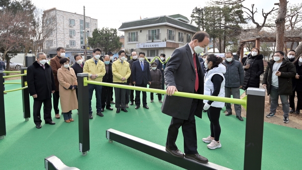 어르신 친화도시 관련 사진 - 어르신 놀이터