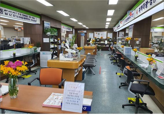 서천군 민원실, 화훼농가 살리기 동참