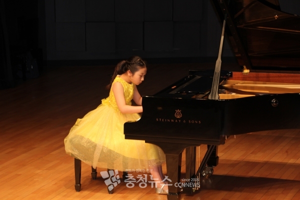 지역사회와 함께하는 뉴 아티스트 콘서트 피아노 독주 모습