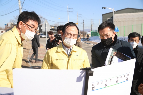 박상돈 천안시장이 20일 업성소하천 정비사업 현장을 방문해 추진상황을 점검하고 있다.