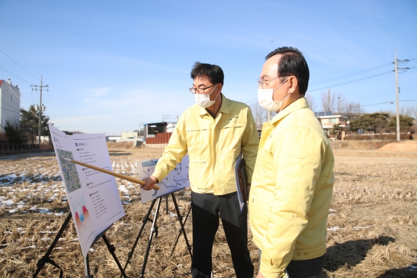 박상돈 천안시장이 20일 업성소하천 정비사업 현장을 방문해 추진상황을 점검하고 있다.