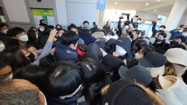 한국유흥·단란주점업중앙회 대전·충남지회 회원들이 시청 청원경찰들과 몸싸움을 벌이고 있는 모습.