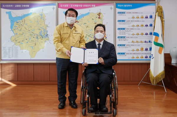 오세현 시장과 김경태 신임 사무국장(오른쪽)이 임명장 수여 후 기념사진을 찍고 있다.