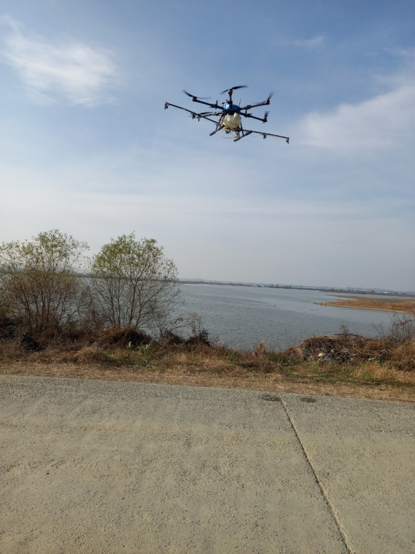 방역드론을 통한 소독활동을 펼치고 있다.