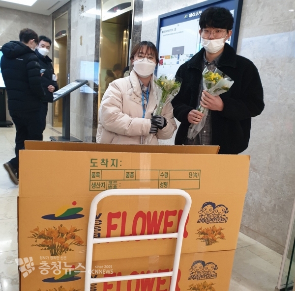 예산군 꽃 팔아주기 행사 모습