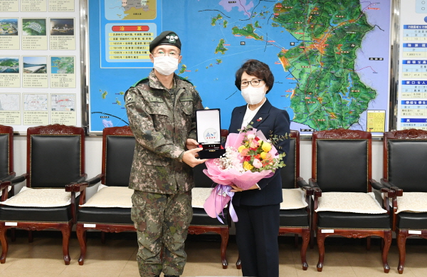 양재응 제97보병여단장이 박금순 의장에게 감사패를 전달하고 있다